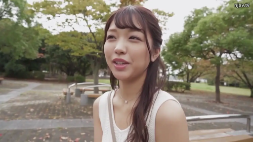 坐姿 · 交谈 · 面部 · 微笑 · 项链 · 户外 · 公园 · 白色无袖上衣