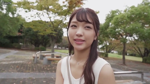 面部 · 站立 · 微笑 · 注视 · 挎包 · 户外 · 公园 · 白色无袖衫