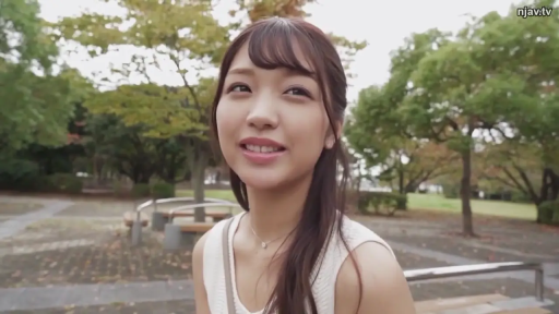 座り姿勢 · 顔 · 甘美 · 微笑 · 屋外 · 吊带背心 · 公園 · 长椅