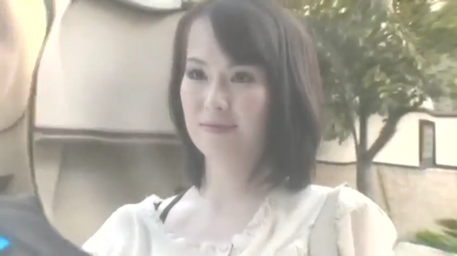 站立 · 微笑 · 面部特写 · 注视 · 户外 · 短发 · 浅色上衣