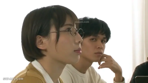 室内 · 座り姿勢 · メガネ · 集中 · 注視 · ニットセーター · ショートヘア · 侧脸