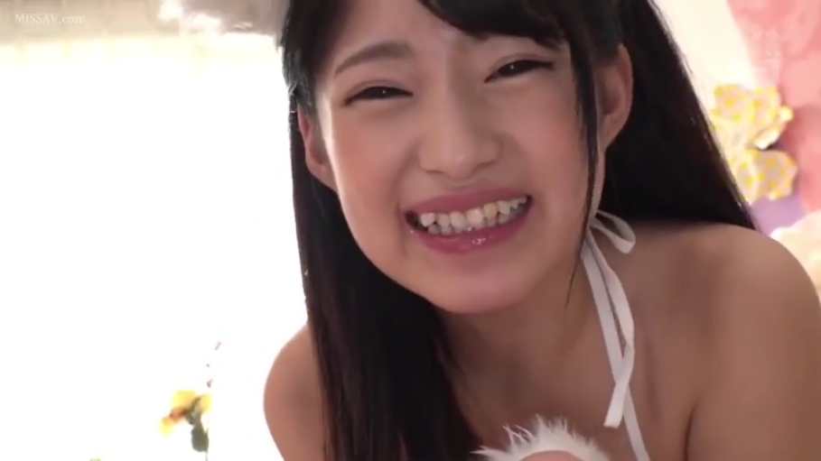 严肃 · 全身 · 校服 · 教室 · 站立 · 课桌椅 · 对峙