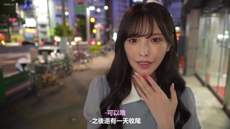 字幕 · 站姿 · 微笑 · 街道 · 谈话 · 蓝色连衣裙 · 头像