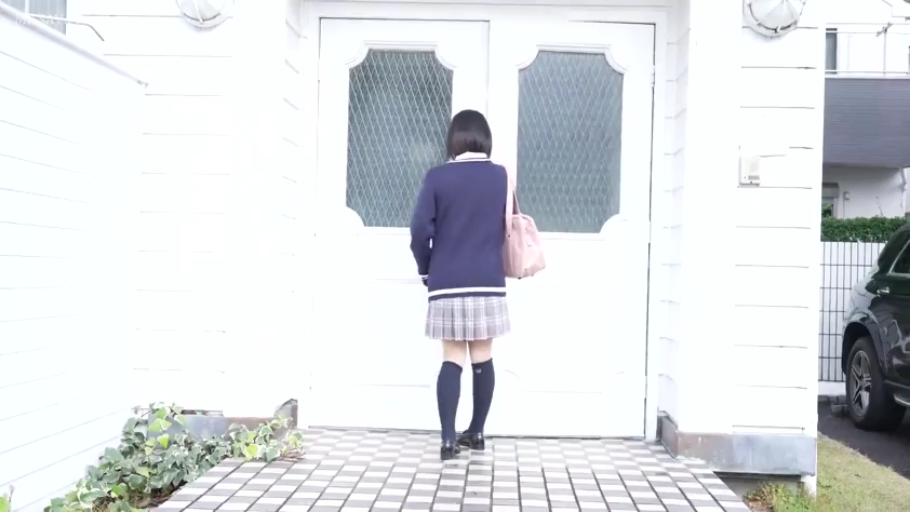 全身 · 站立 · 学生制服 · 住宅门口