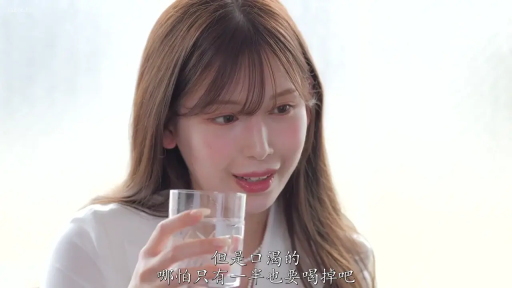 室内 · 微笑 · 白色衬衫 · 特写 · 玻璃杯 · 持杯 · 饮水 · 空气刘海