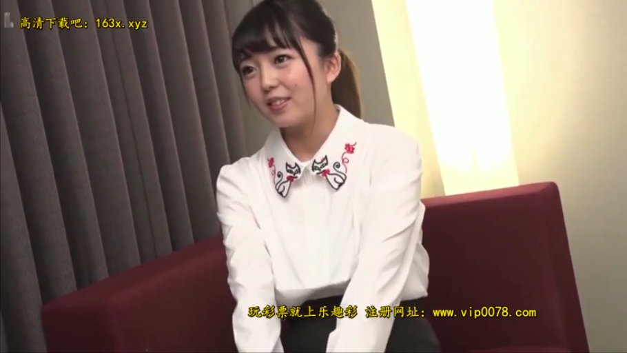 室内 · 坐姿 · 中景 · 沙发 · 微笑 · 白色衬衫 · 访谈 · 马尾