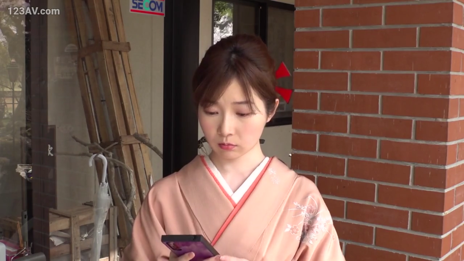 室内 · 交谈 · 面部特写 · 中文字幕 · 站立对视 · 黑色衬衫与吊带衫 · 惊讶与微笑