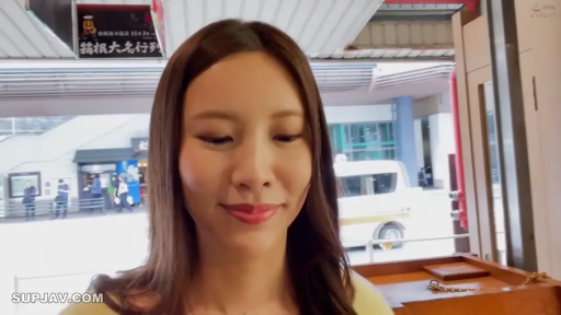 站立 · 微笑 · 面部特写 · 车站 · 日常 · 黄色上衣