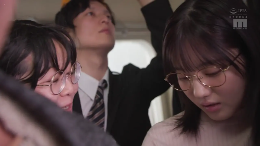 眼镜 · 专注 · 站立 · 面部特写 · 电车 · 书本 · 粉色毛衣 · 看书