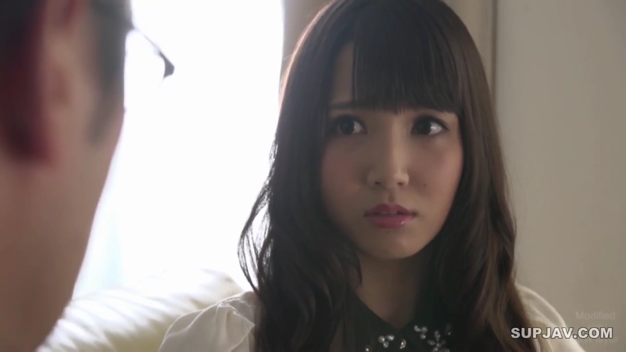 室内 · 座り姿勢 · 顔部のクローズアップ · シャツ · 对视 · 长发 · 惊讶