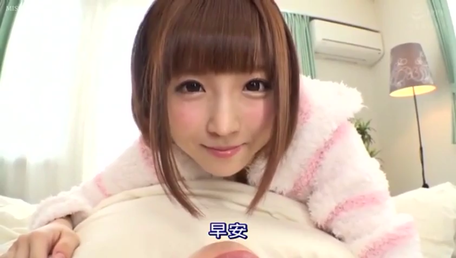 身をかがめる · 寝室 · 微笑 · 枕头 · 一人称視点 · 顔のクローズアップ · 对视 · 粉色绒毛睡衣