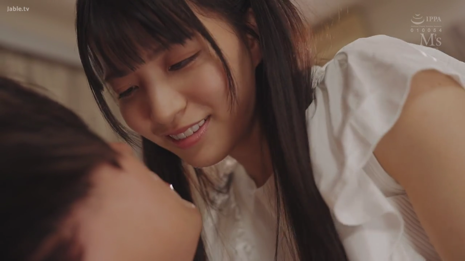 室内 · 俯身 · 脸部特写 · 微笑 · 对视 · 纯爱 · 白色荷叶边上衣