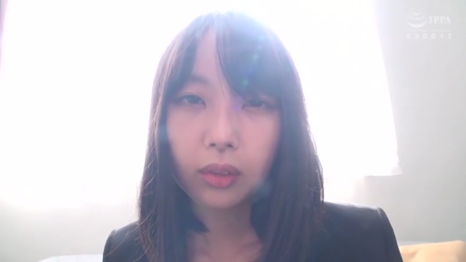 坐姿 · 专注 · 胸部特写 · 沙发 · 客厅 · 互相抚摸 · 居家短裤 · 同性互动