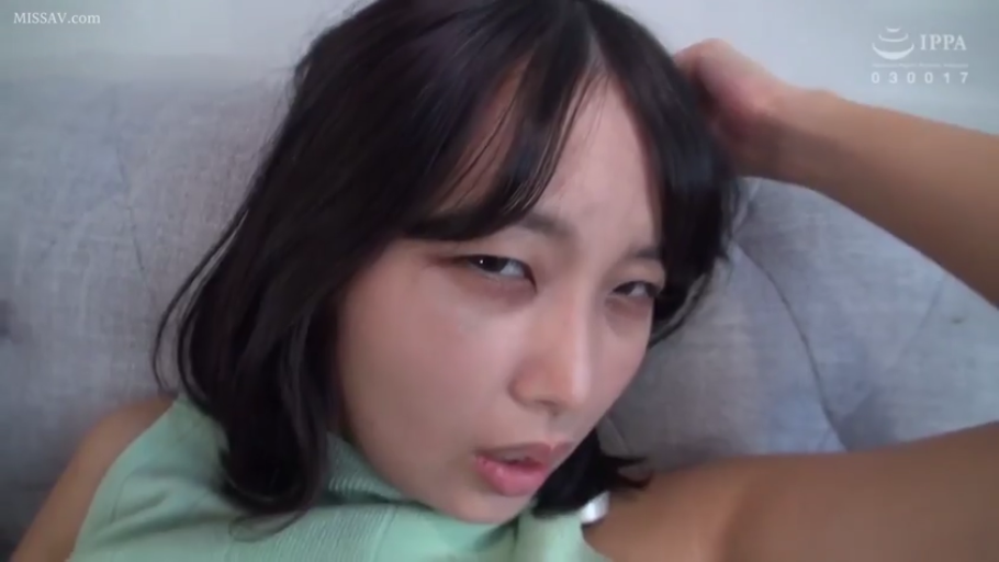 脸部特写 · 迷离 · 仰卧 · 室内沙发 · 凝视镜头 · 浅绿色无袖上衣 · 中长黑发