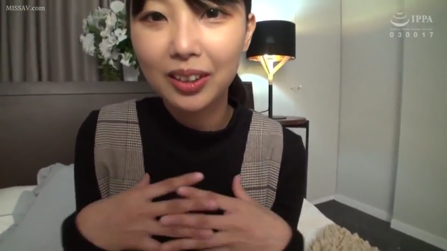 坐姿 · 卧室 · 微笑 · 面对镜头 · 台灯 · 半身 · 格纹背心 · 居家风