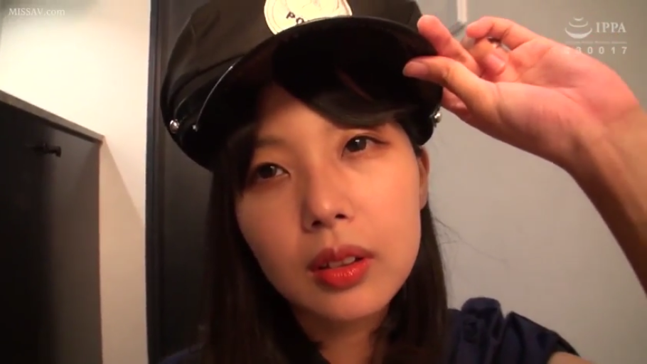 室内 · 顔部のクローズアップ · 警察制服 · 注视镜头 · 神情迷离 · 扶帽檐