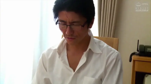 室内 · 坐姿 · 忧郁 · 白衬衫 · 脸部特写 · 凝视 · 男性 · 电话