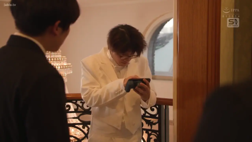 室内 · 专注 · 站立 · 中景 · 白色西装 · 男性 · 游戏机 · 玩手机