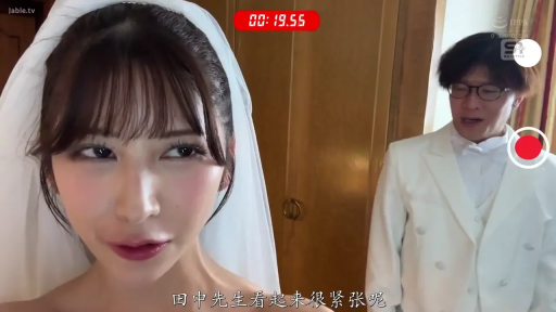 室内 · 脸部特写 · 字幕 · 微笑 · 正面站立 · 婚纱 · 头纱 · 录制视频