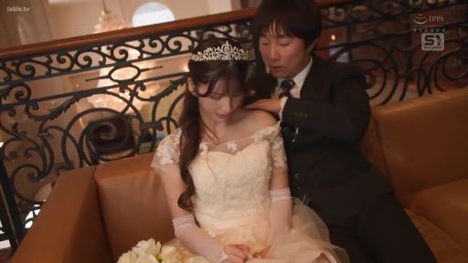 楼梯间 · 坐姿 · 中景 · 婚纱 · 庄重 · 捧花 · 亲密搂抱 · 婚礼主题