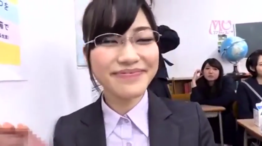 教室 · 眼镜 · 脸部特写 · 微笑 · 面对镜头 · 职业装 · 正面 · 教师