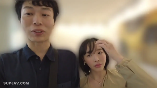 室内 · 面部 · 站立 · 自然 · ネックレス · 黄色の上衣 · 背景虚化 · 同業