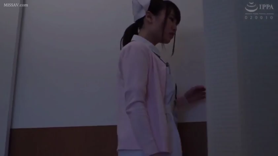 护士服 · 中景 · 制服 · 凝重 · 室内走廊 · 侧立 · 寻找
