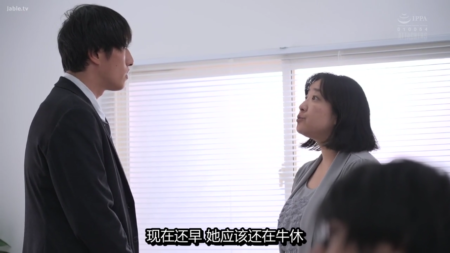 室内 · 自然 · 面部特写 · 注视 · 侧脸 · 常规服装