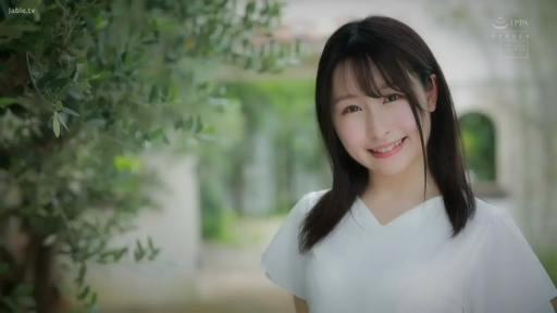 站立 · 展示 · 白色半袖 · 中景 · 微笑 · 清纯 · 公園 · 树叶