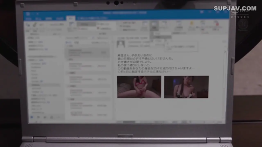 室内 · 座り姿勢 · 笔记本电脑 · 内衣 · 文字内容 · 屏幕特写 · 動画を視聴