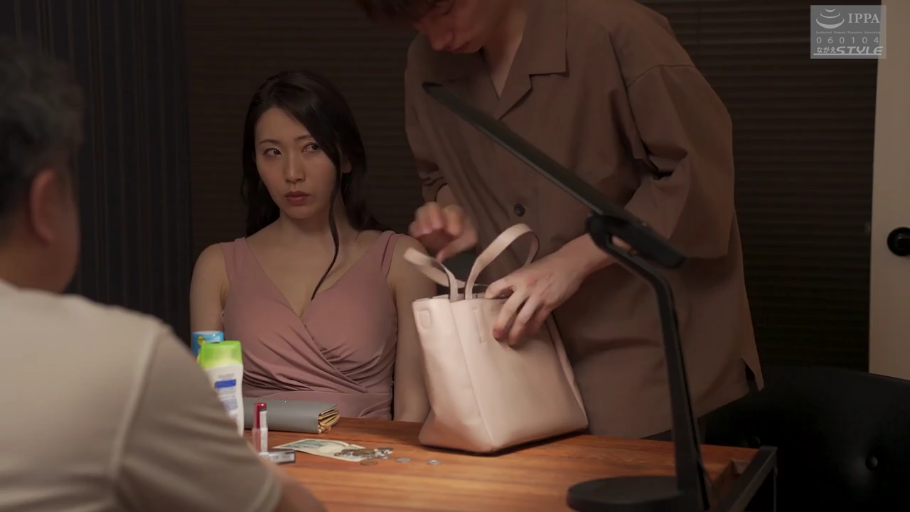 坐姿 · 严肃 · 中景 · 现金 · 客厅 · 家庭剧情 · 翻找手提包 · 粉色深V背心