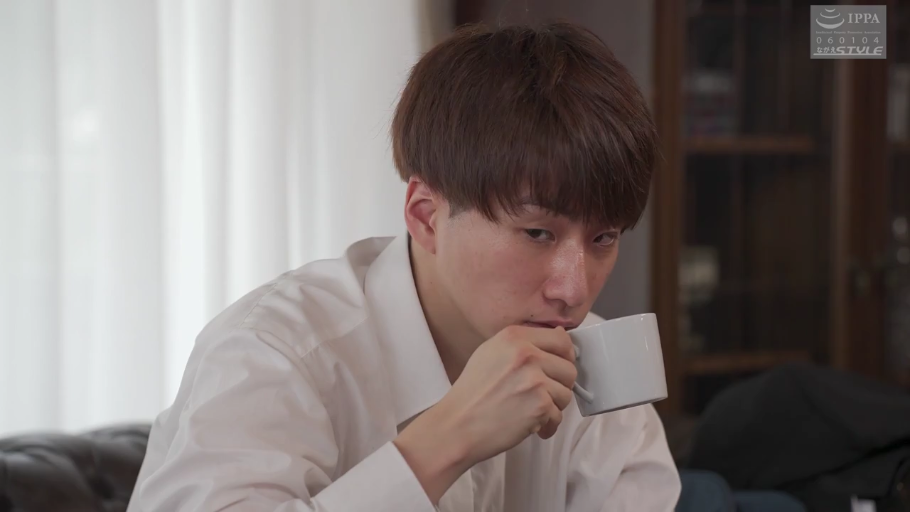 室内 · 坐姿 · 平静 · 白色衬衫 · 半身特写 · 短发 · 喝水 · 白色咖啡杯