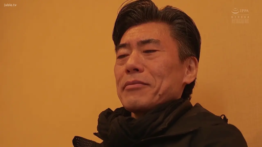 室内 · 坐姿 · 脸部特写 · 凝视 · 黑色外套