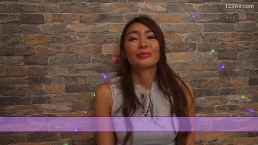 上半身特写 · 水印 · 站立靠墙 · 灰色无袖背心 · 室内砖墙 · 装饰彩灯 · 看向侧面 · 张口失神