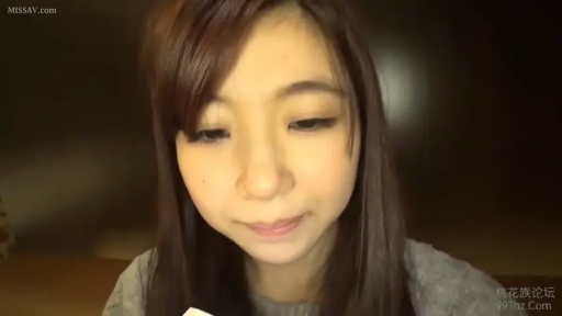 Indoor · Close-up of the face · 平静 · Gaze · 长发 · 正面 · Gray sweater