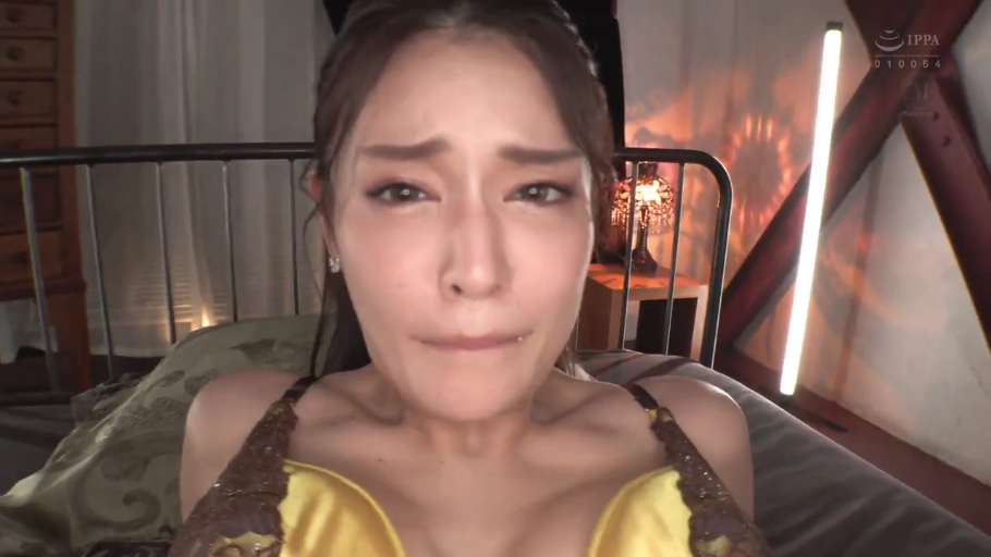 卧室 · 台灯 · 仰卧 · 面部特写 · 隐忍 · 内衣 · 注视镜头