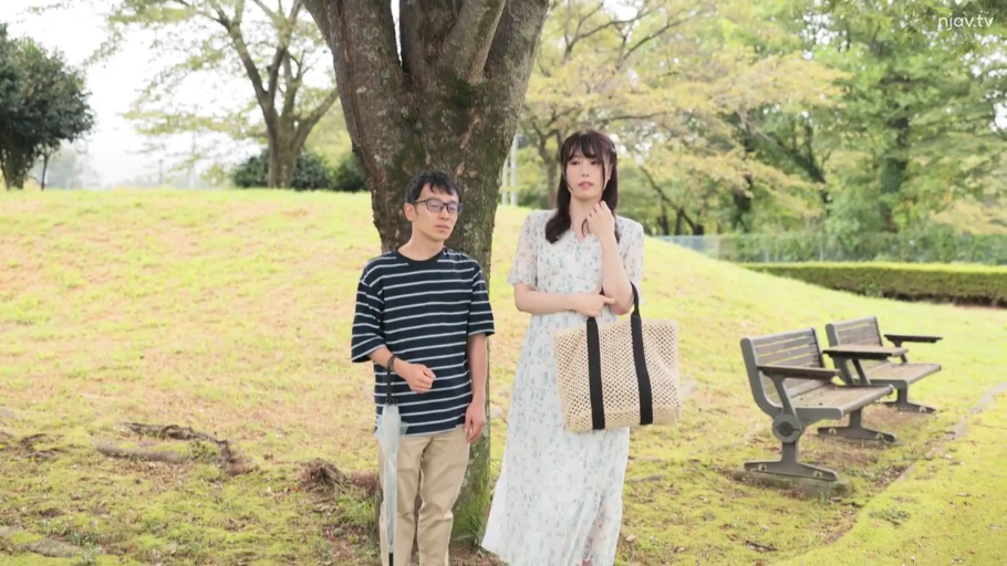 面部 · 甜美 · 白衬衫 · 微笑 · 注视 · 房间 · 正面