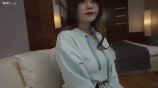 坐姿 · 全身 · 微笑 · 居家 · 背心 · 交流 · 厨房 · 桌椅
