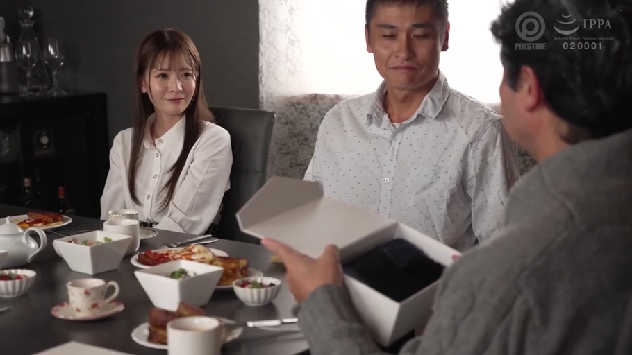 坐姿 · 中景 · 微笑 · 白色衬衫 · 剧情 · 餐厅 · 聚餐 · 礼品盒