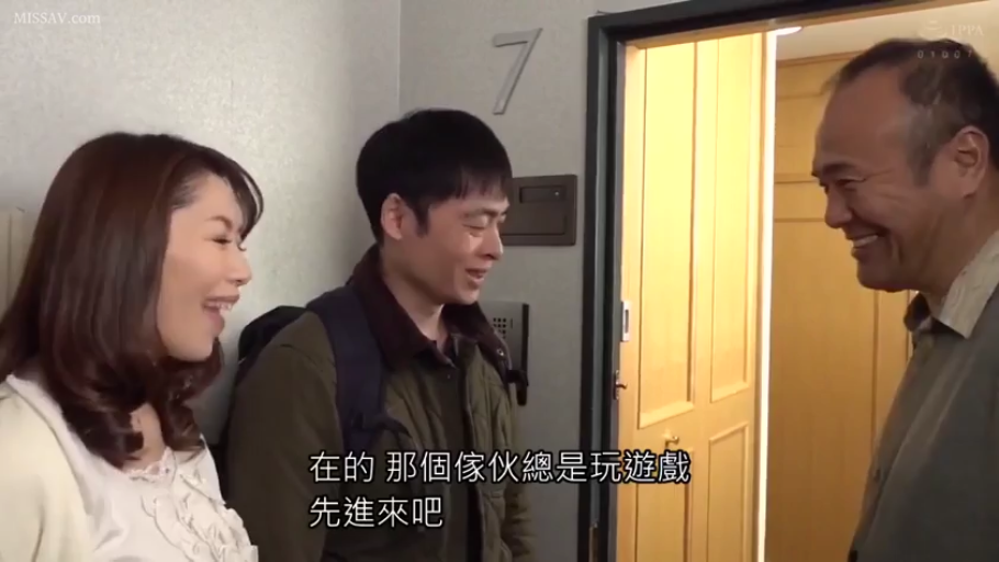 站立 · 休闲外套 · 笑容 · 背包 · 中景特写 · 三人 · 室内门口 · 寒暄