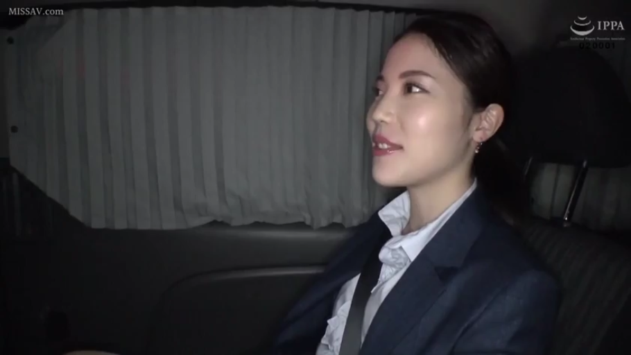 坐姿 · 交谈 · 微笑 · 职业装 · 车内 · OL · 侧脸特写 · 安全带