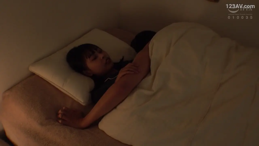 寝室 · 中景 · 薄暗 · 侧卧 · 睡衣 · 被子 · 迷茫 · 床戏