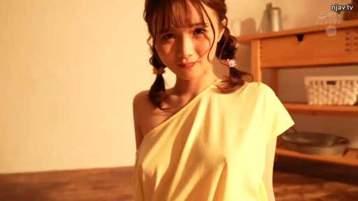 室内 · 注视 · 上半身 · 置物架 · 暖光 · 诱惑微笑 · 黄色露肩装 · 俯身坐姿