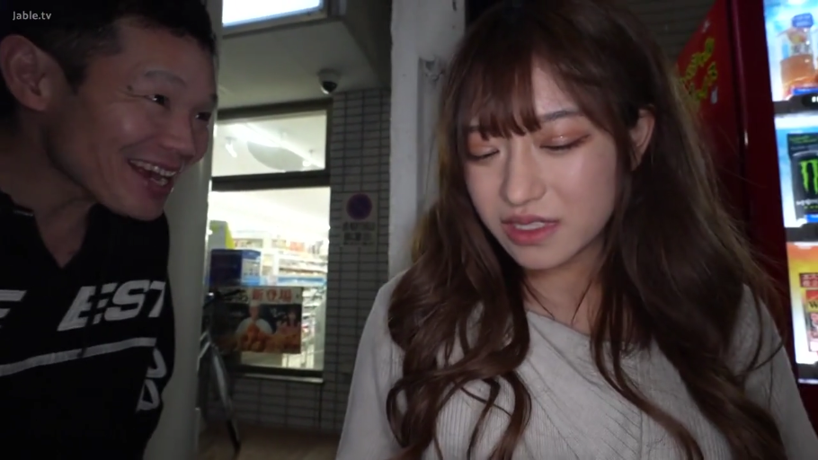 站立 · 搭讪 · 人像特写 · 尴尬 · 户外街头 · 夜晚 · 自动贩卖机 · 浅色针织衫