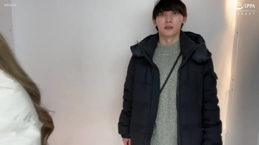 站立 · 呆滞 · 走廊 · 对视 · 肩带 · 羽绒服 · 男主角