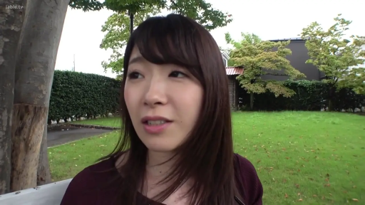 坐姿 · 脸部特写 · 自然 · 户外 · 熟女 · 访谈 · 紫色上衣