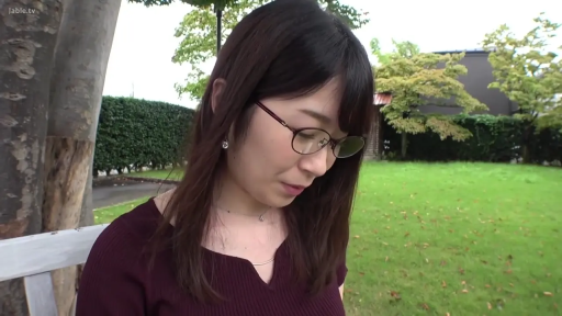 坐姿 · 低头 · 平静 · 眼镜 · 上半身特写 · 绿地 · 户外公园 · 深红色上衣