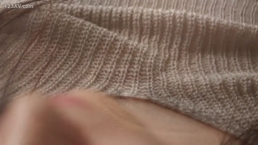 室内 · 坐姿 · 露底 · 格子短裙 · 裙底特写 · 仰视视角