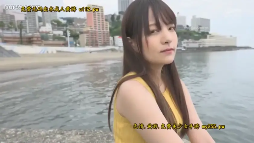 自然 · 注视 · 上半身 · 黄色无袖上衣 · 侧身回头 · 海边