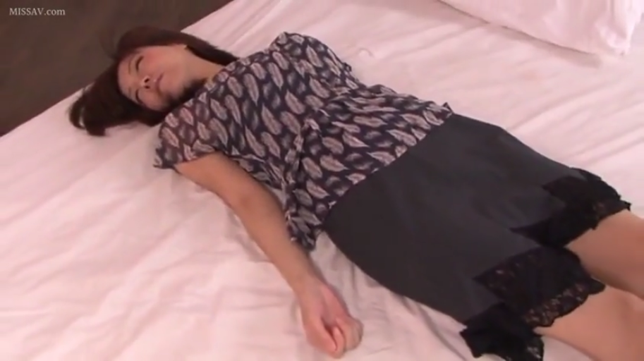 坐姿 · 中景 · 针织衫 · 直播间 · 摄像机 · 愉快 · 直播 · 女主播